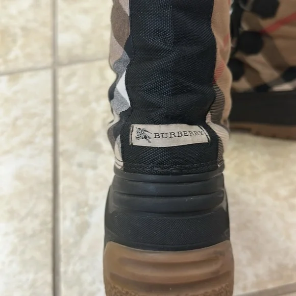 Authentic Burberry Nova Check Snow boots - Picture 2 of 5